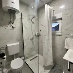 Millie - Cozy With Parking Apartmán